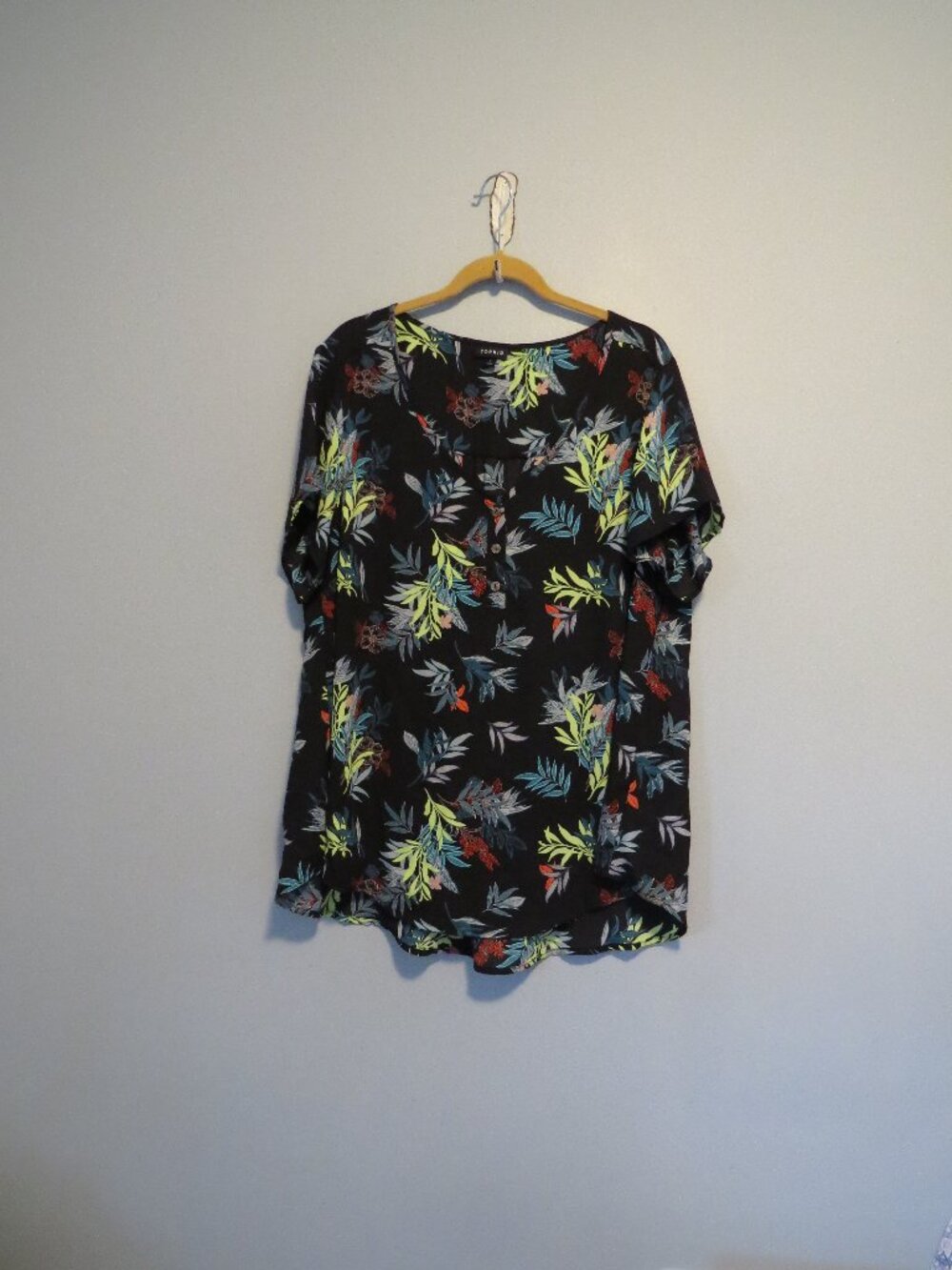 Torrid Black Flowy Tropical Leaf Floral Foliage Button Detail Top Sz 1X or 14-16